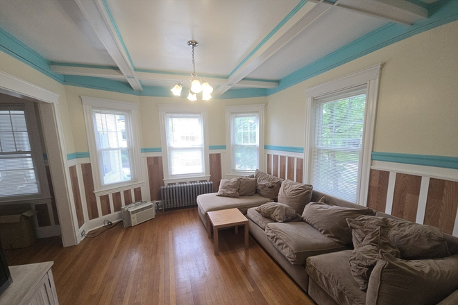 . - HUGE 3 Bed / 2 Bath w/ Parking!! Available NOW! Apartments