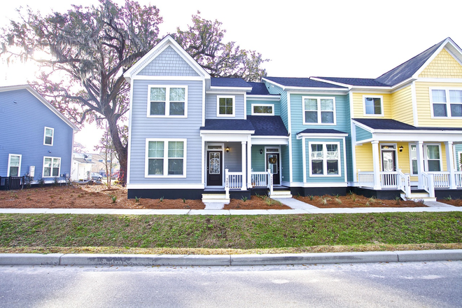 Grey house on left - Park Circle Townhouse- easy commute to campus, walking distance to parks/restraunts
