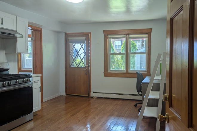 living room - Affordable 1 bedroom apt in Forest Hills $1350/month