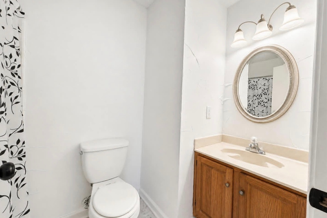 En suite bathroom - Looking for 1 roommate! Condo