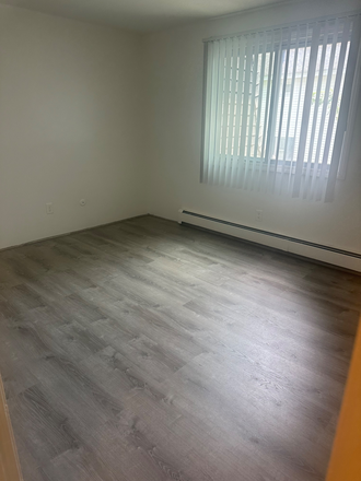 Spacious bedroom - Mammoth Road Apartments