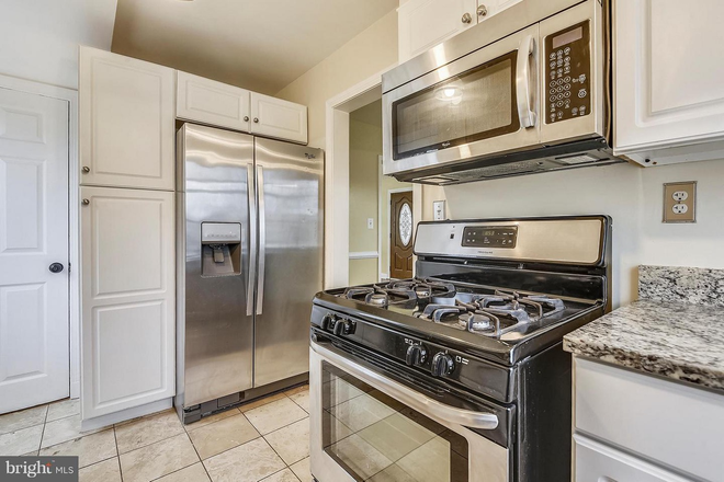 kitchen photo 2 - Room with large windows House