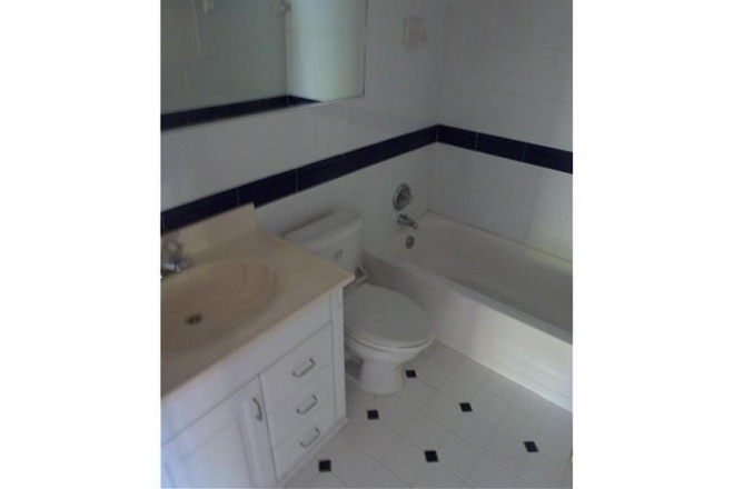 BATHROOM - SEEKING ROOMMATE PREFERRED STUDENT Townhome