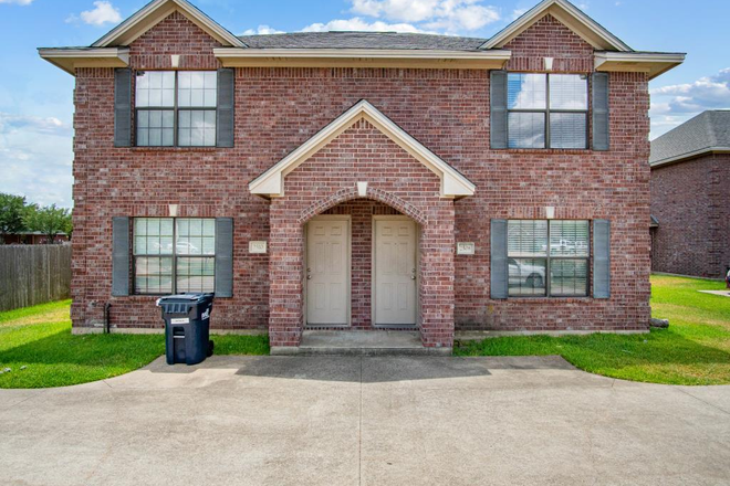 Front of house - Duplex Looking for 2 male roomates.