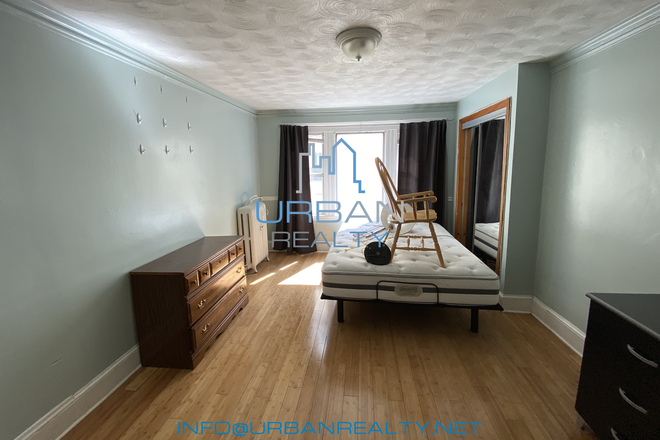 BEDROOM - **ROOM AVAILABLE FOR FALL AND SPRING SEMESTER**  **FURNISHED**