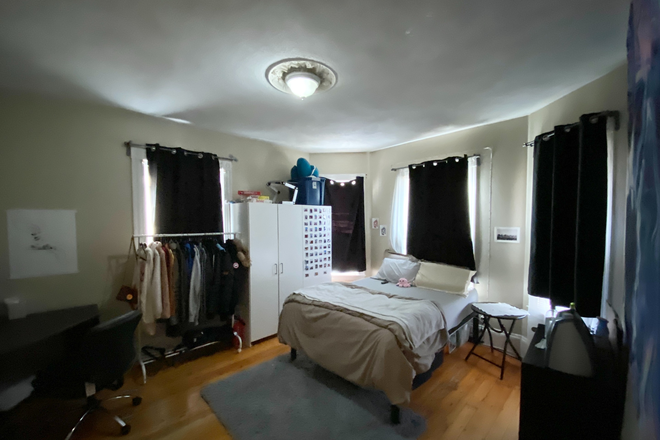 Bedroom - 4 Bd on Calumet, Avail 09/01, Disposal, Yard, Pantry Apartments