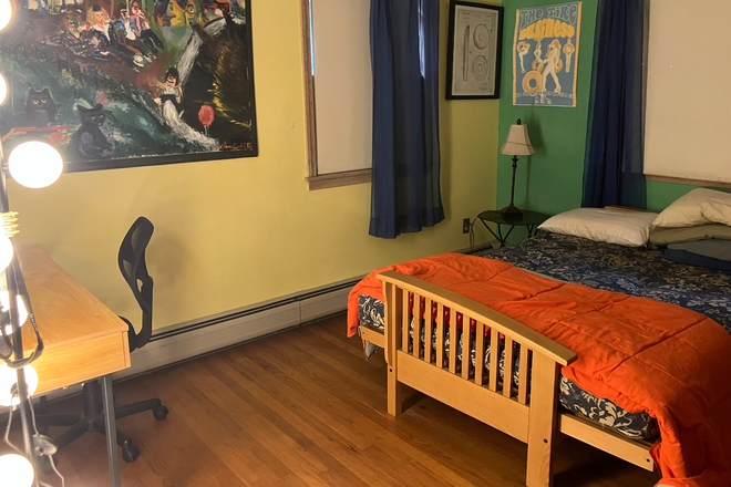 bedroom - Room in private home, close to campus, private bathroom