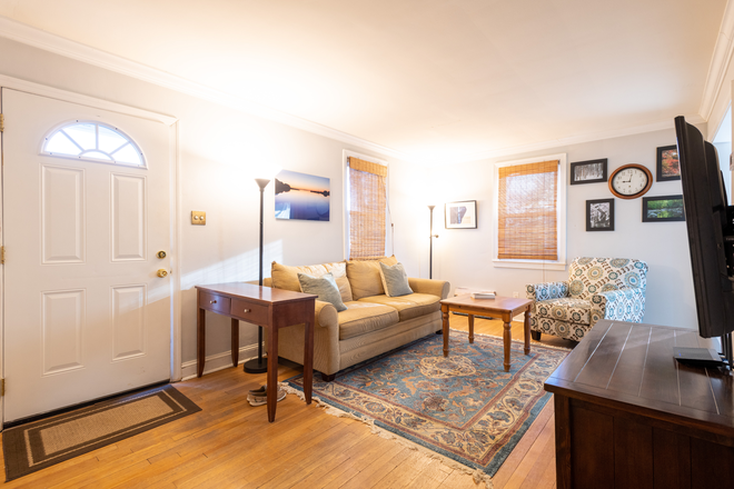 Main floor living room - Comfortable and updated home in north College Park, large private bedroom