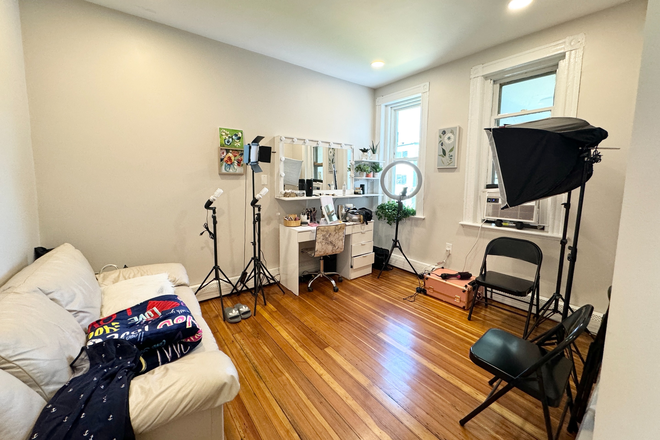 Call NOW for showings! 617-236-8550 - GOVE ST - *1/2 FEE* LRG MODERN 3BR/1BA IN JEFFRIES PONT NEAR MBTA FOR *9/1/2026* W/ LNDRY IN BLDNG! Apartments