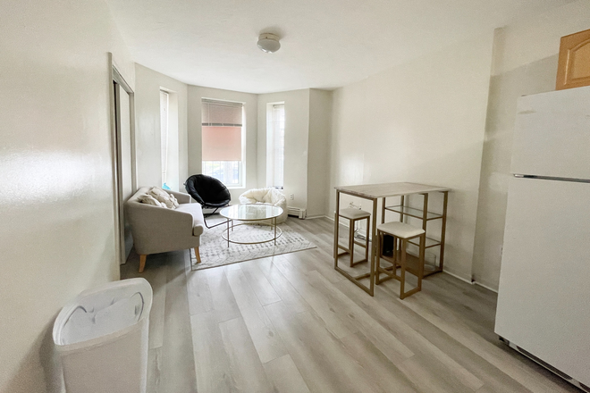 Living room - Great 2 bedroom apartment located on Hammond St!!