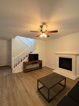 Living Room - Bellevue Area - a walk to UC MERCED CatTracks