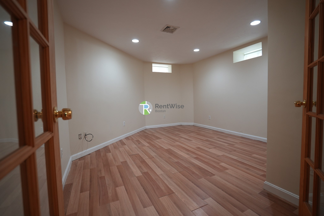 1 - AVAIL NOW- Brighton 3 Bed 2 Bath, W/D in Unit, Easy MBTA-No Fee! 1 Month Free! Apartments