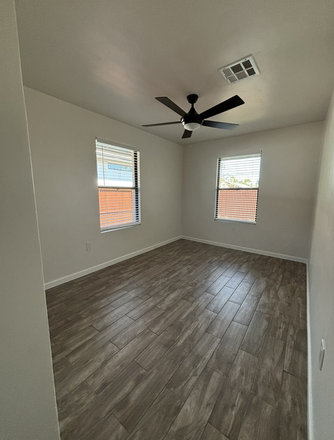 Available bedroom - quiet back corner of house - Looking for a female roommate - House 5 mins from campus!