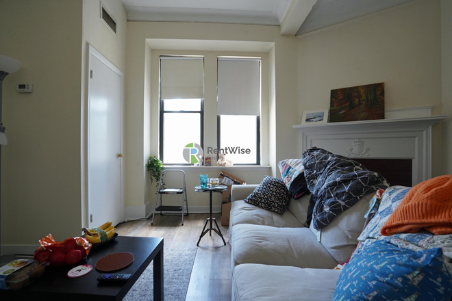 2 - AVAILABLE OCTOBER Sweet 1 bed/1 bath, Pet Friendly, close to MBTA, No Fee! Apartments