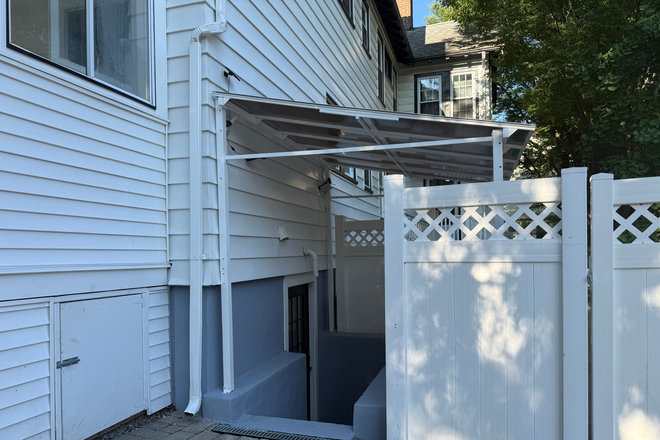Private Entrance - 2-Bedroom 2-Bath Furnished Apartment with 0.8 Mile Walk to Harvard Square next to Bus Stop
