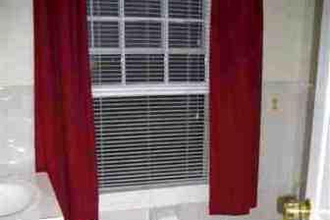 bathroom - 27 William St Harv/MIT/MGH/Longw Furnished semi-studio post-doc house.