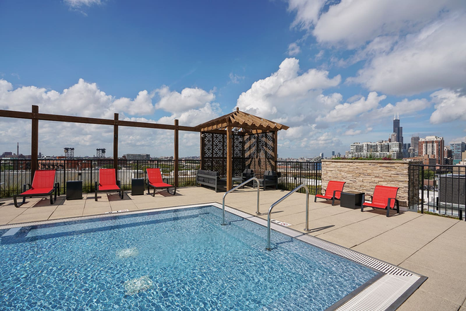 Rooftop splash-pool. - Arrive South Loop Apartments