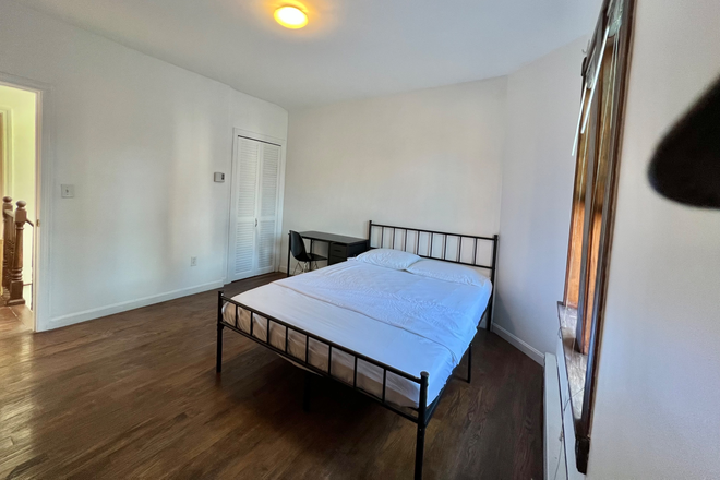 Bedroom with a queen bed - AVAILABLE November 1st!!Beautiful FURNISHED bedroom!Walk to Northeastern University House