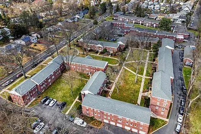Complex - Seven Oaks Vilage Unit #B1, Townhouse condo Close to Campus
