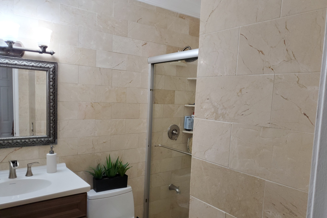 Bathroom - Fontainebleau area,  room for rent .Walking distance to  Eng. Campus and 5 minute ride to FIU . House