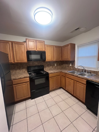 Kitchen - Townhome on James Island for rent- 10 minutes from campus