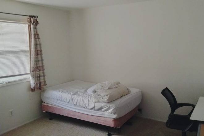 825 Room - 1506 North Waterview Drive, 1 mile from UTD Campus House
