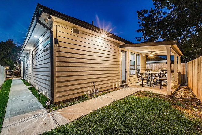 Rear of house with patio - Single family home close Medical Center