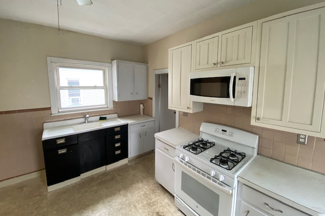 Kitchen - Bright 4 Bedroom Unit in Teele Square – Available 9/1 Apartments