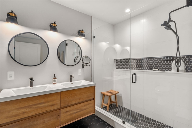 Master Bathroom - Beautiful apartment, incredibly close to Longwood medical area