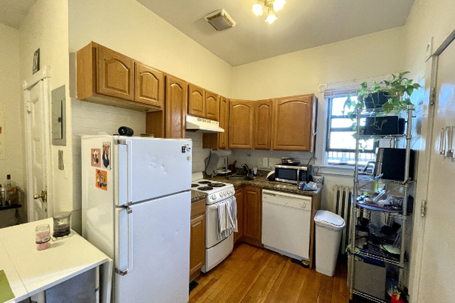 living - LOCATION! GORGEOUS 2 BED WITH HEAT AND HOT WATER INCLUDED! Apartments