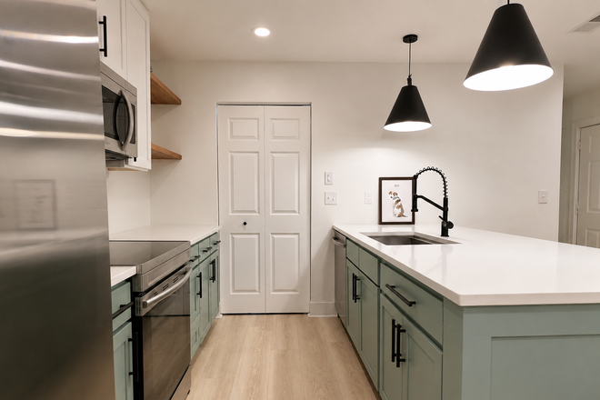 Kitchen - Renovated 2BR/2BA Mount Pleasant Condo – Easy MUSC & Downtown Commute