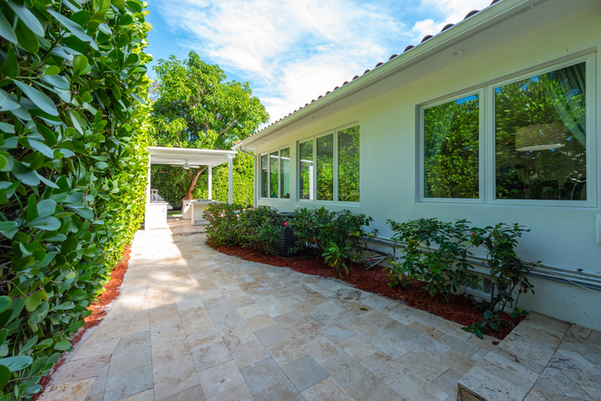 entrance side - Fully Renovated Studio for Rent – Walking distance from UM Coral Gables Campus