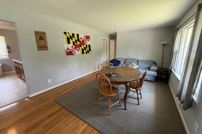 Main floor - 5 Bedrooms & 2 baths walking distance to Campus House