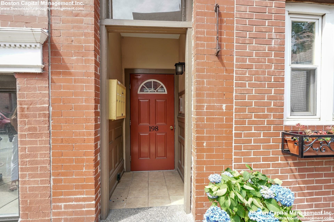 Exterior - HUGE 2 Bed in North End with LAUNDRY & AC!!
