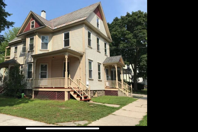 Front yard - 2br near UVM on Loomis St