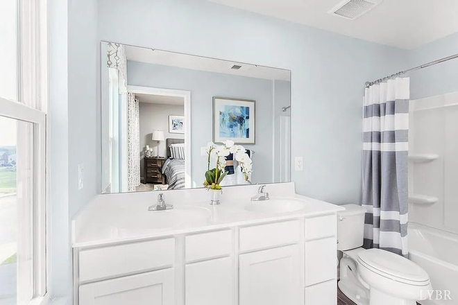 Bathoom that is upstairs (there is a downstairs one) - Housing close to campus Townhome