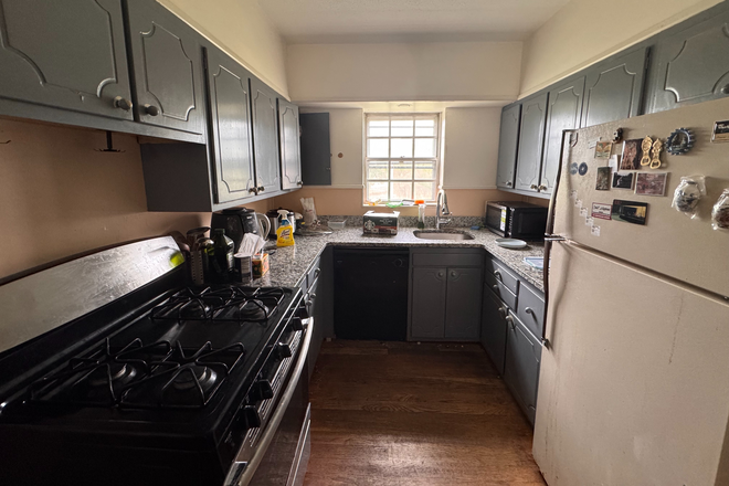 - - Close to Campus! Spacious 2 bed 2 bath w/ laundry & parking included Apartments