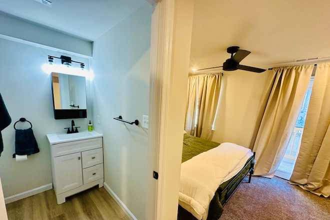Bedroom with ensuite bathroom - Newly Renovated Apartment: Unmatched Comfort and Convenience, Steps from Hopkins Hospital