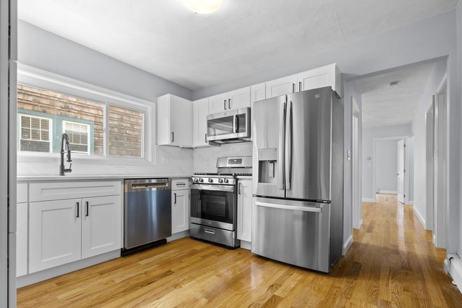 Kitchen - 5 Bed 2.5 Bath, Close to Tufts Townhome