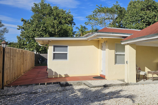 House Front - Furnished 2Bed/2Bath Apartment Available January 2026 Term - Close to UM $1,350 / 305.815.2356