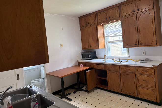 kitchen - Large 4 Bedroom Home on Grand Avenue