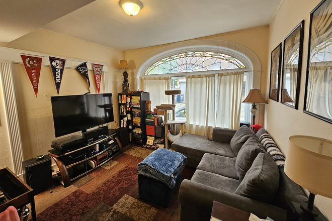 Living room (previously furnished!) - Cottage close to campus