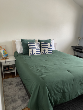 Queen bed & nightstand - Private room & bathroom in La Jolla Southpointe house by UCSD