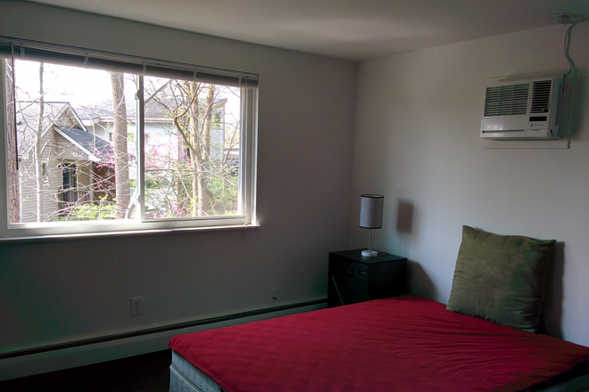 Bedroom - Furnished Bedroom with Private Bathroom, Walk to North and Medical Campus.  Free Utilities Duplex