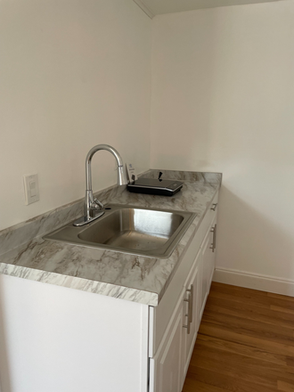 kitchenette - 🏡 $1,375 – Fort Lauderdale Room for rent House