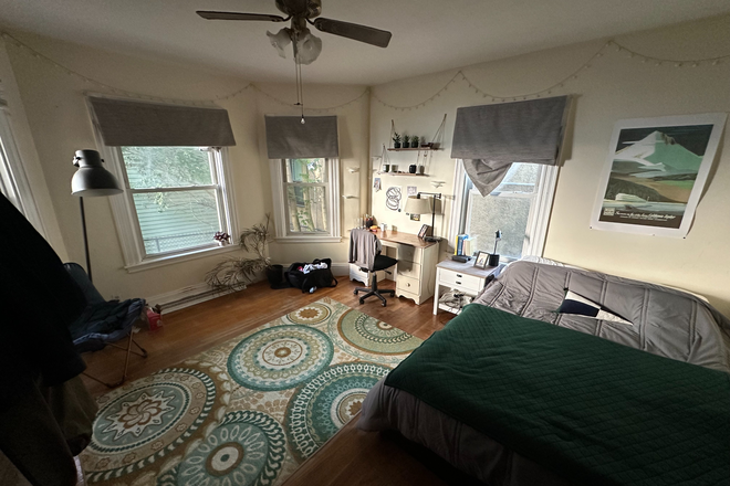 Bedroom #1 (Large) - 1 bedroom available in a 4 bed 1.5 bath near Porter Sq, close to campus Townhome