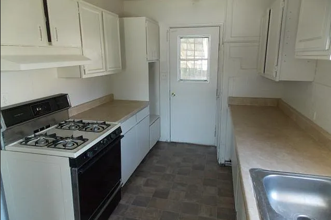 Kitchen and door leading to the back patio - The Green House