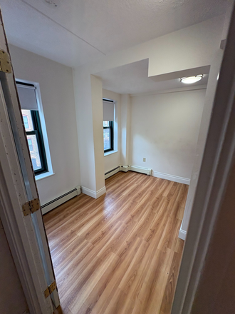 Call NOW for showings! 617-236-8550 - MASS AVE - HUGE 3BR *AVAIL NOW* W/ PRIMARY BDRM, 2 BATH, H&HW INC, LNDRY IN BLDNG, EIK, DW, BAY WNDW Condo