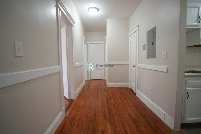 1 - MID AUG 2026-Fanstastic Comm Ave 2 bed. Easy MBTA-NO FEE & 1 Free Month Apartments