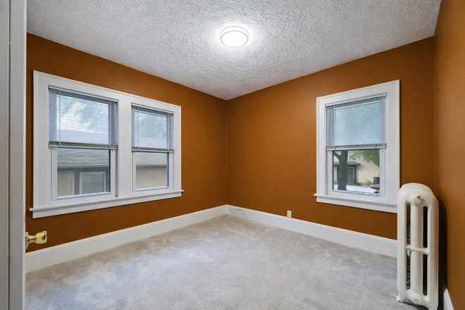 Room - UST - 6 Bedroom House for June 2026!